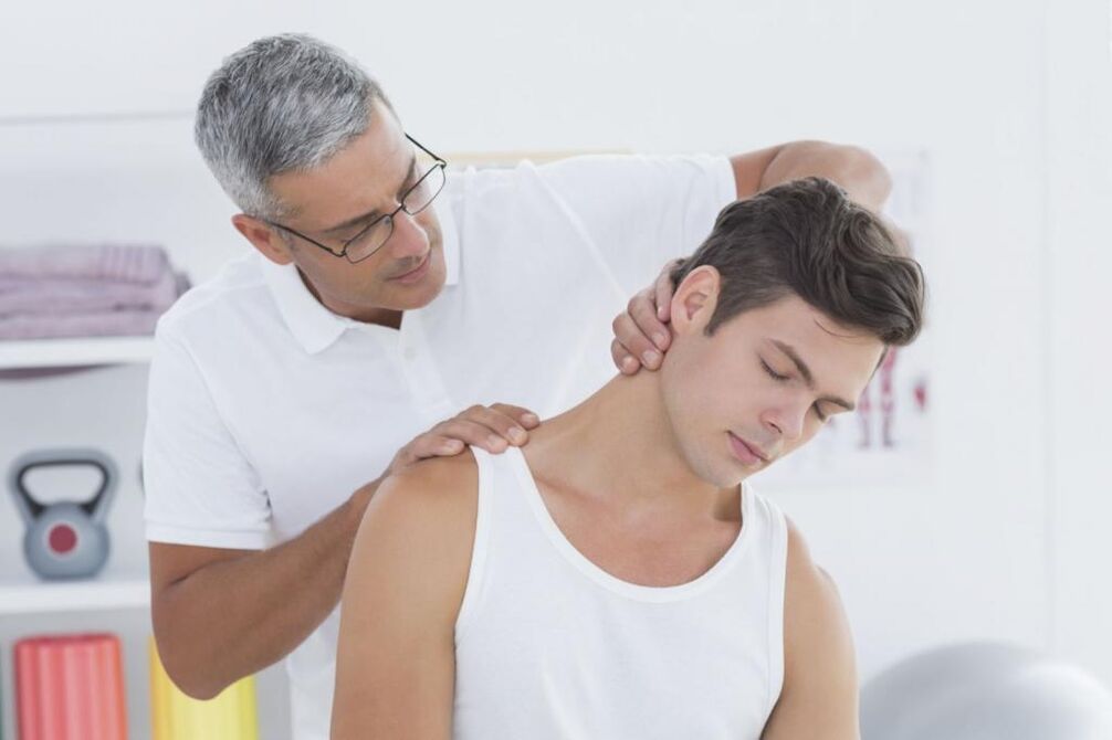 a doctor examines the neck for osteochondrosis