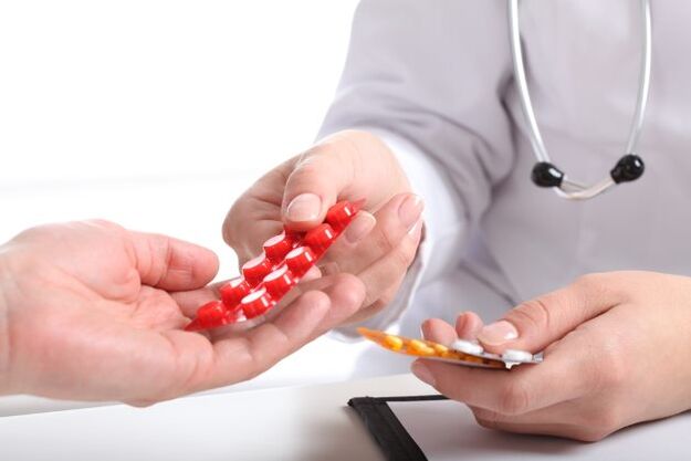 the doctor gives tablets for the treatment of osteochondrosis